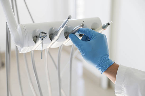 Professional Tooth Extraction technician working in Estancia, NM